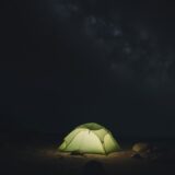 【夜光クラゲ】深海の底で光を放つ様子 | 夜の海での観察記録 をイメージした 広角の風景 の写真