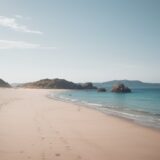 【海釣り】初心者が身につける技術の基礎 | 夏の砂浜での仕掛けとコツ をイメージした 広角の風景、夏 の写真