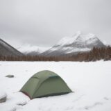 【天気予報】雪の降り方と風の流れを確認する | 雪山の装備を選ぶ をイメージした 広角の風景、雪景色、山、雪景色 の写真