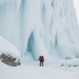 【アイスクライミング】冬山で履く専用靴 | 氷壁を登るための準備 をイメージした 広角の風景、冬 の写真