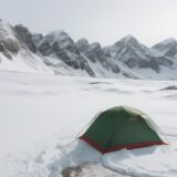 【登山】ベストシーズンの山歩きで揃える装備 | 天候による服装の使い分け をイメージした 広角の風景、山、ハイキング の写真