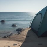 【ウェットスーツ】海での安全対策 | 浮力の仕組みと選び方のコツ をイメージした 広角の風景 の写真