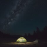 【キャンプ場】星空観測ができる場所 | 夜空に光る星を眺めて過ごす時間 をイメージした 広角の風景 の写真
