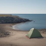【海釣り装備】ワームと餌の使い分け | 冬の堤防で準備する道具 をイメージした 広角の風景、冬 の写真