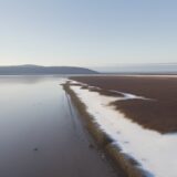 【塩分濃度】冬の河口での海水状況 | 魚が集まるポイントの見極め方 をイメージした 広角の風景、冬 の写真