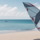 【ウインドサーフボード】風に乗って進む感覚 | 夏の海での時間 をイメージした 広角の風景、夏 の写真