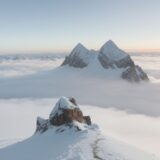 【山頂】雲海から眺める冬の景色 | 山登りで到達した視界の広がり をイメージした 広角の風景、冬、山 の写真