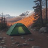 【応急処置】山での体調急変への対応 | 秋の登山で注意したい症状と対策 をイメージした 広角の風景、山、ハイキング、秋 の写真