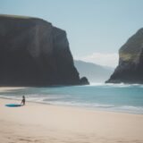 【サーフボード】夏の海で波を待つ | 初心者が揃える道具の基本 をイメージした 広角の風景、夏 の写真