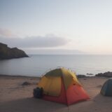 【海上安全装備】沖合の海で生存を助ける道具 | 救難への備えと使い方の基本 をイメージした 広角の風景 の写真