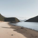 【フィッシングロッド】海水魚を狙う道具の選び方 | 海辺の岩場で過ごす時間 をイメージした 広角の風景 の写真