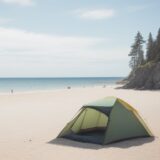 【マリンスポーツ用品】夏の海へ持っていく道具 | 初心者向けの準備リスト をイメージした 広角の風景、夏 の写真