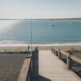 【海釣りセット】堤防で魚を釣る準備 | 初心者が揃える道具の基本 をイメージした 広角の風景 の写真