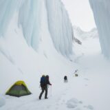 【アイスクライミング】氷壁でのヘルメット選び | 冬山の安全装備を揃える をイメージした 広角の風景、山、冬 の写真