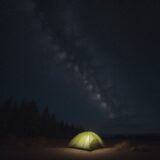 【キャンプ場】星空が見える場所 | 夜の景色とエリアの選び方 をイメージした 広角の風景 の写真