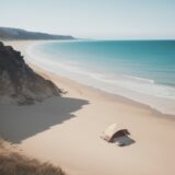 【波乗り】夏のビーチにサーフボードを持って行く | 海の波が来るタイミングを待つ をイメージした 広角の風景、夏 の写真
