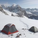 【アイゼン】装着の手順と方法 | 冬の登山で安全を確保するポイント をイメージした 広角の風景、山、冬 の写真