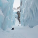 【アイスクライミング】冬の氷壁を登る | 凍った滝での体験記録 をイメージした 広角の風景、冬 の写真