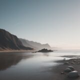 【潮汐】海釣りでのタイミング | 干満の変化で魚の動きが変わる時間帯 をイメージした 広角の風景 の写真