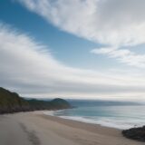 【海の安全対策】夏の海で波に流された時の泳ぎ方 | 救助を待つ方法 をイメージした 広角の風景、夏 の写真