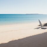 【サーフボード】波に乗るまでの時間 | 夏の海辺で過ごした一日 をイメージした 広角の風景、夏 の写真