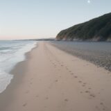 【潮の流れ】月齢で見る引潮のタイミング | 砂浜を歩く時間帯と選び方 をイメージした 広角の風景 の写真