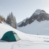 【雪山装備】冬の山で身を守るための道具 | 雪山の歩行準備と注意点 をイメージした 広角の風景、山、雪景色、山、冬、ハイキング、冬 の写真